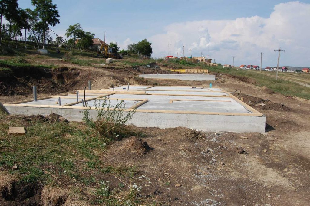 Placa fundației, cu tălpile pereților deja instalate