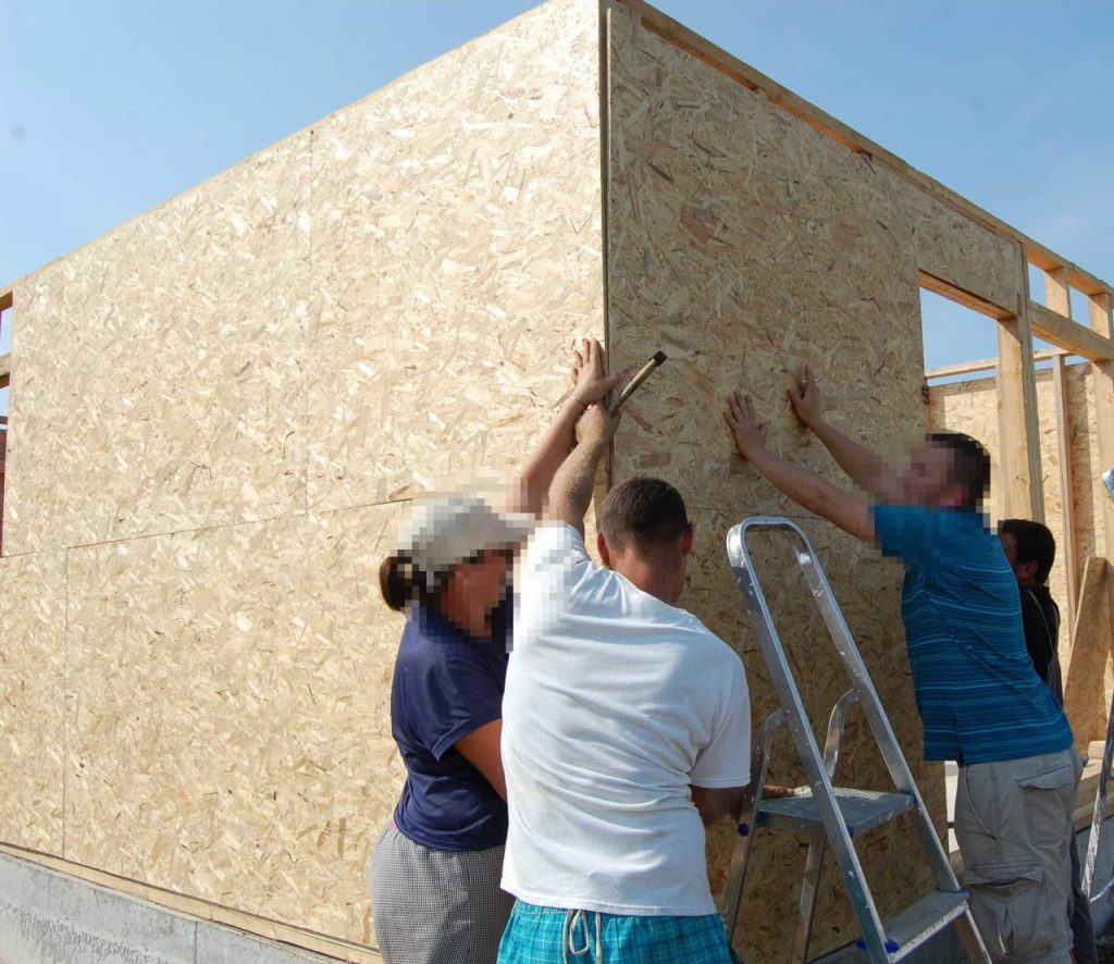 Ridicarea pereților la prima casă din Jucu