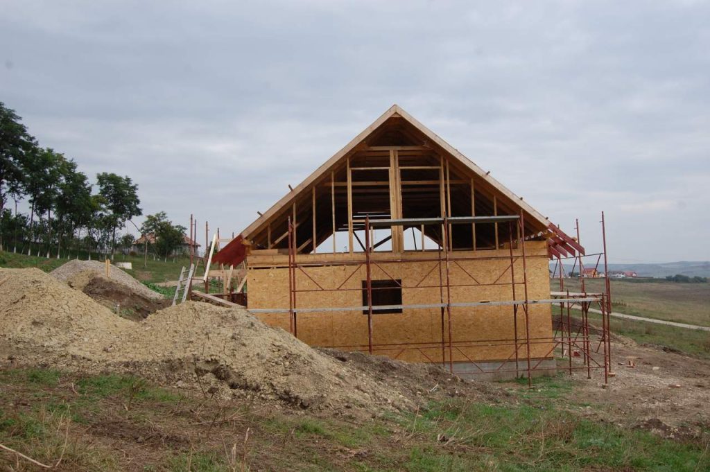 Vedere laterală cu casa după ridicarea structurii